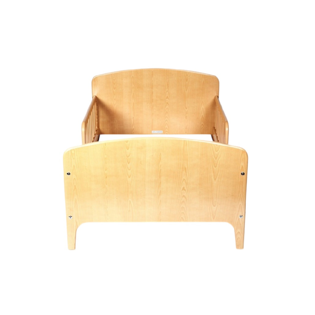 **Technische titel in het Nederlands:** **Houten kinderbed met veiligheidshek**